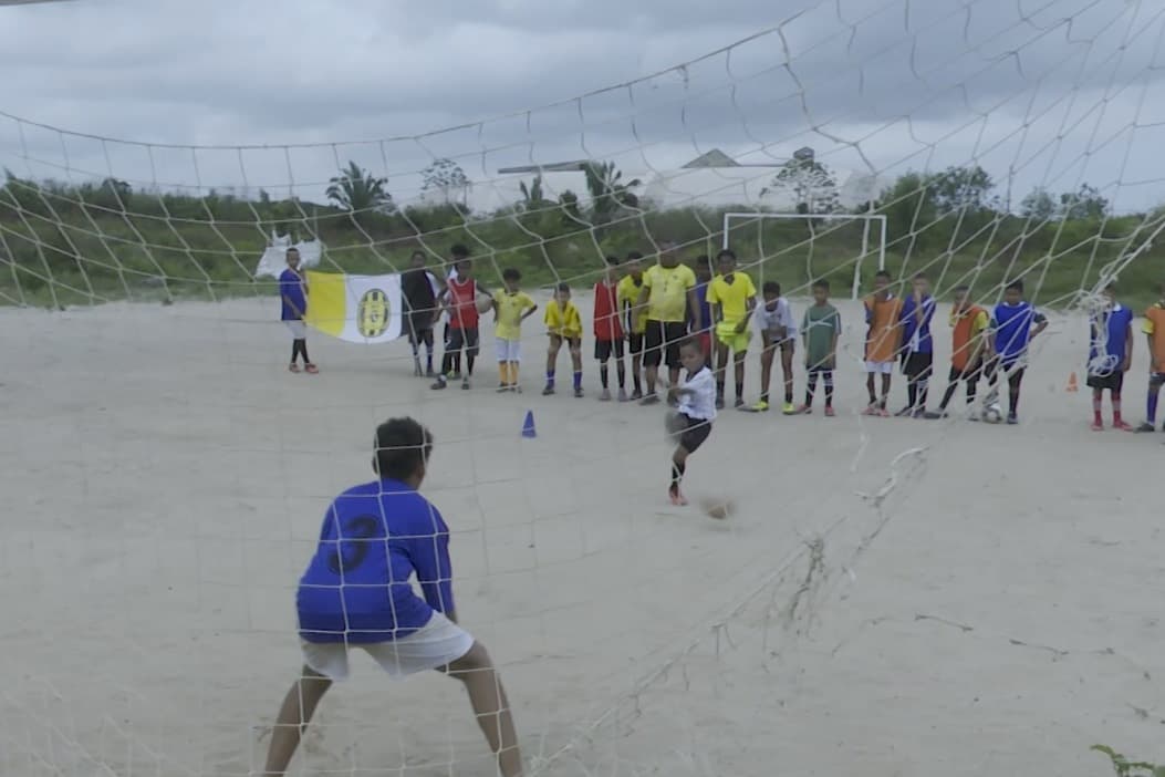 Escolinha de futebol estimula prática de esportes na zona rural de São Luís