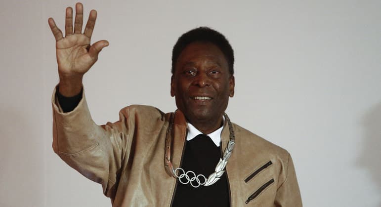 Filha de Pelé confirma internação, mas tranquiliza fãs
