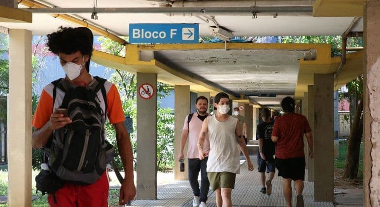 Estudante deve apresentar comprovante de vacina para a Fuvest
