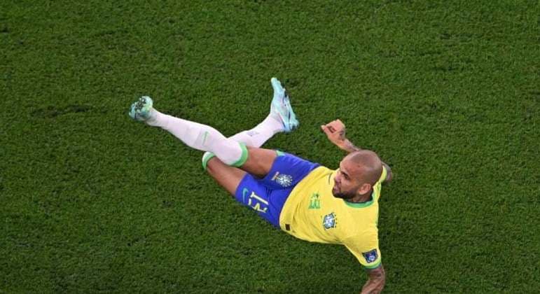 Daniel Alves manda recado a quem 'acha que sabe de futebol'