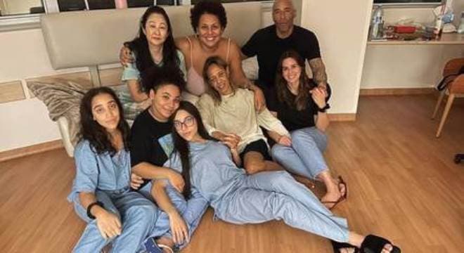 Pelé passa Natal com filhos e completa 27 dias de internação