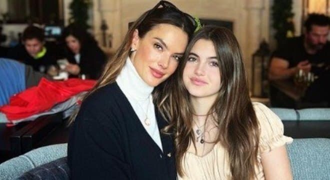 Alessandra Ambrosio posa com a filha de 14 anos