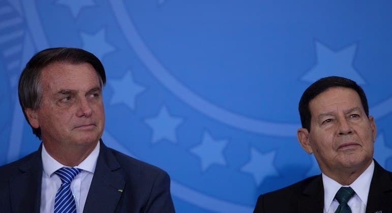 Bolsonaro brinca com Mourão: 'Está querendo um beijinho'