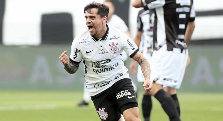 Com contrato renovado, Fagner inicia sua 10ª temporada no Timão
