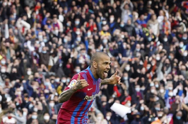 Daniel Alves bate recorde com camisa do Barça: veja 7 destaques