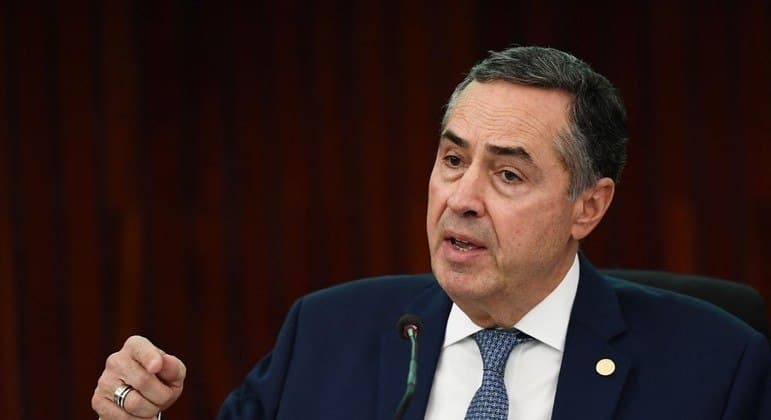 Barroso volta a defender urna eletrônica e a criticar Bolsonaro