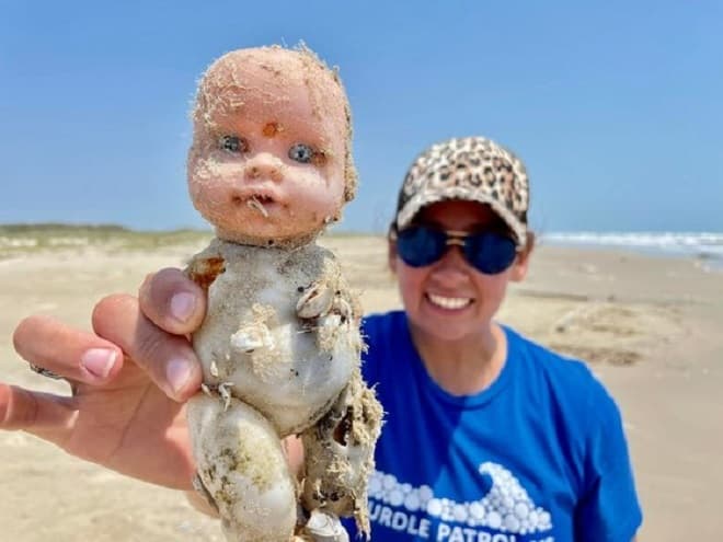 Cientistas encontram dezenas de bonecas assustadoras em praia