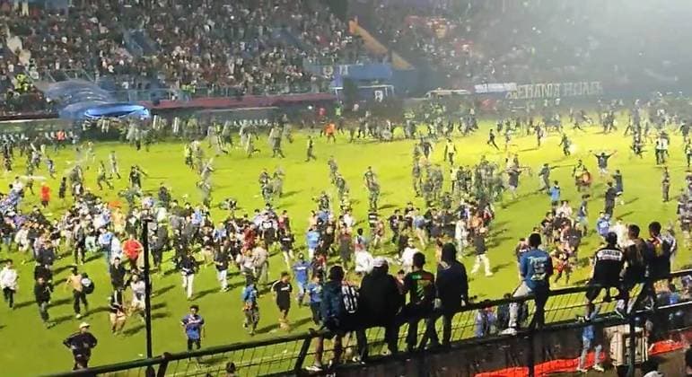 Briga generalizada em partida na Indonésia deixa 174 mortos