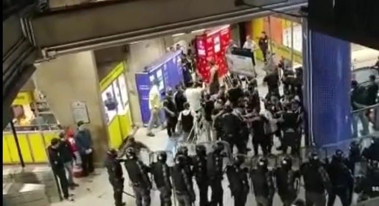 Torcedores do Corinthians e seguranças se envolvem em briga em estação do metrô