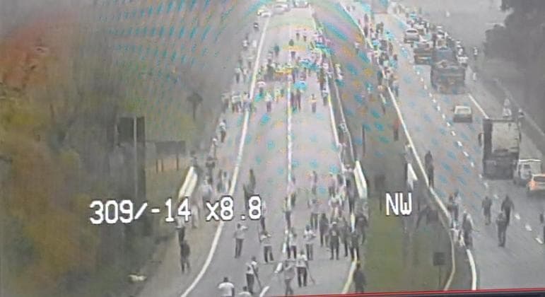Briga entre torcedores termina com feridos e rodovia fechada em MG
