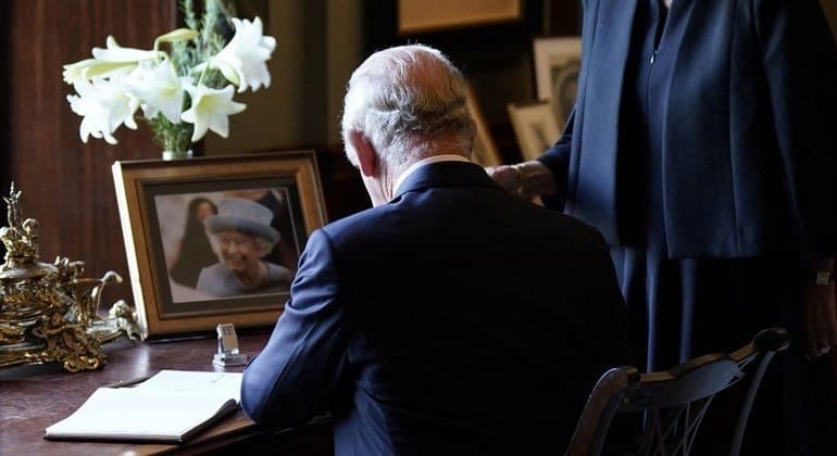Após virar rei, Charles 3º demite dezenas de funcionários que o ajudavam quando era príncipe