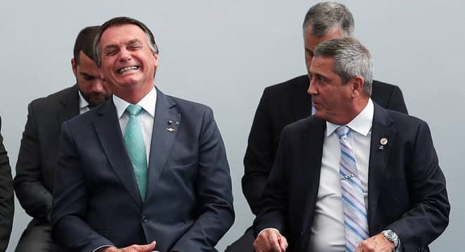 Bolsonaro sugere que Braga Netto será seu vice nas eleições deste ano