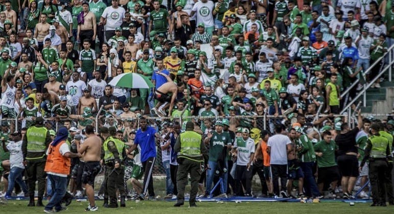 Torcida invade campo e agride técnico