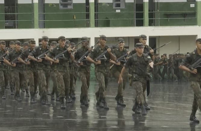 Exército brasileiro realiza desfile e apresentação no dia do soldado