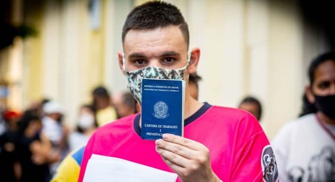 Brasil abre 136 mil vagas com carteira assinada em março