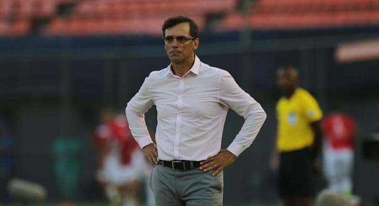 Santos confirma a contratação do treinador Fabián Bustos
