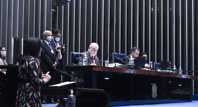 Senado aprova projeto que fixa valor do ICMS sobre combustíveis