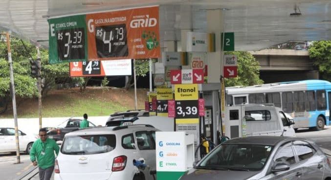 Preço médio da gasolina nos postos do país varia até 25,6% em um ano