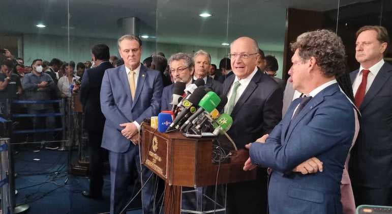 Congresso pressiona, e transição avalia validade de dois anos