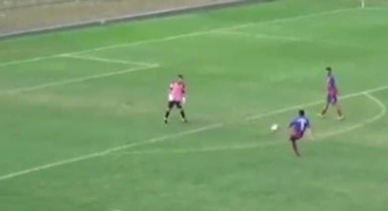 Jogador faz gol contra proposital em Campeonato Amazonense e é demitido