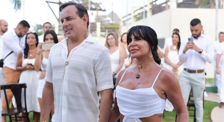 Gretchen e o marido fazem show e se acabam de dançar durante 'novo casamento'
