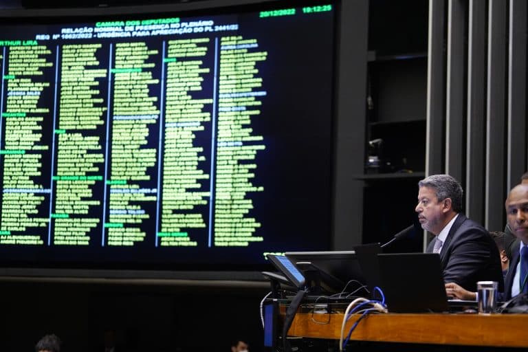 Deputados vão prosseguir nesta quarta (21) votação da PEC da Transição
