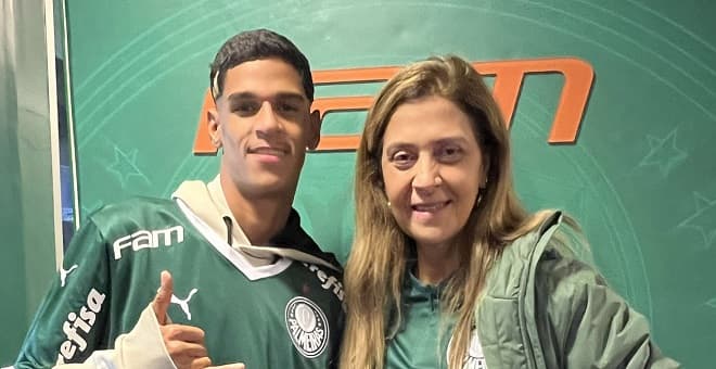 Pé quente! Luva de Pedreiro visita vestiário do Palmeiras após vitória