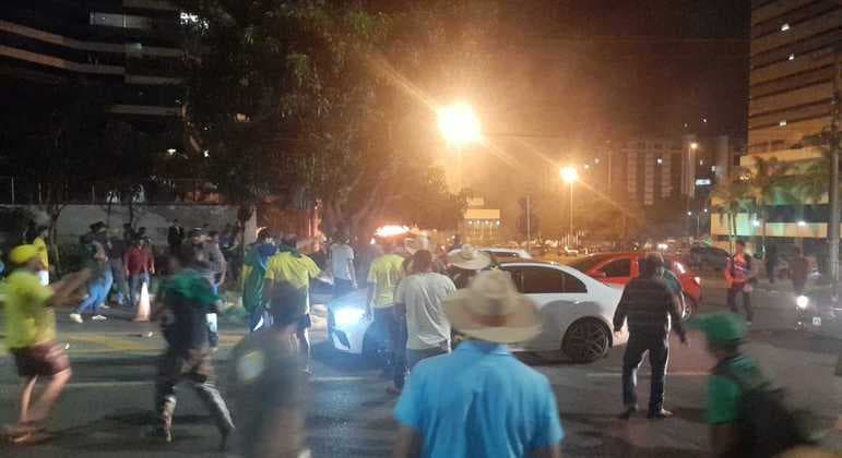Manifestantes tentam invadir sede da Polícia Federal em Brasília