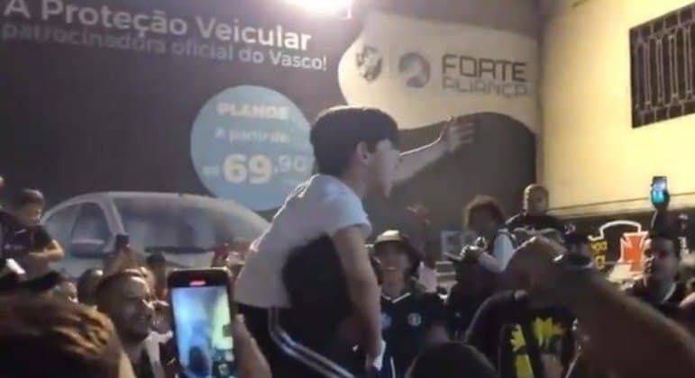 Garoto torcedor do Vasco puxa grito de torcida cruzmaltina após vitória