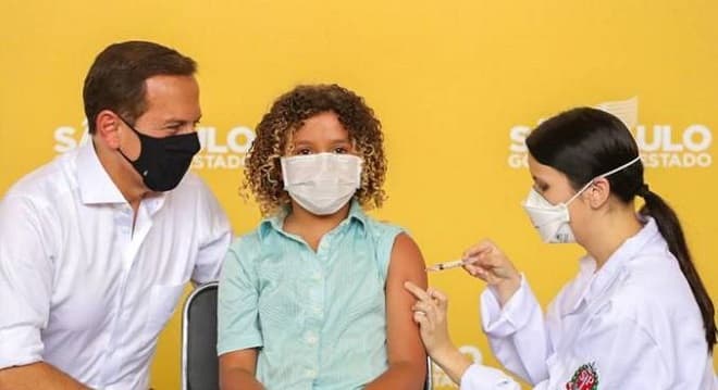 São Paulo vacina a primeira criança contra a Covid-19 com CoronaVac