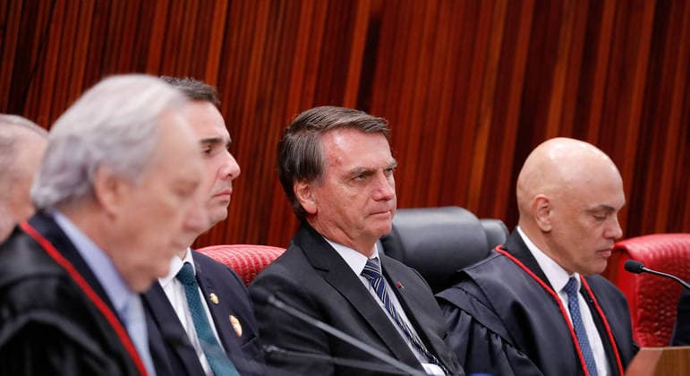Moraes aciona PGR sobre pedido de indiciamento de Bolsonaro
