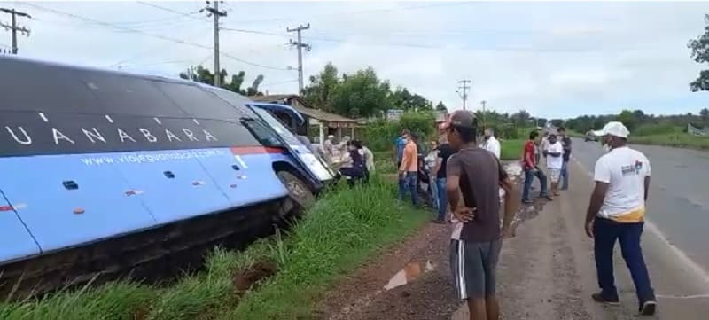 Ônibus sai de pista após colisão com caminhonete no Maranhão