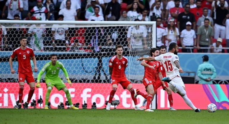 Irã faz dois nos acréscimos, vence Gales e se recupera na Copa