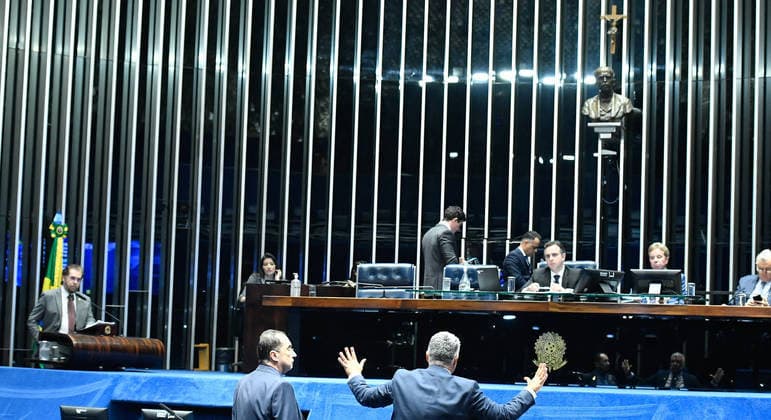 Senado confirma reajuste de salário de presidente, vice, deputados e senadores