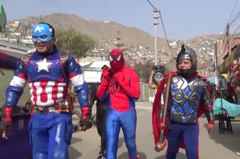 Policiais se disfarçam de "Vingadores" e pegam traficantes desprevenidos