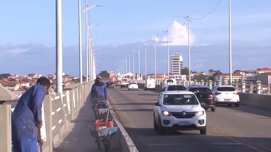 Após poste inclinar, ponte passa por reparos em São Luís