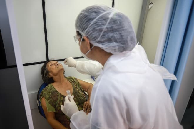 Teste de Covid feito em laboratório poderá ser deduzido no IR 2022