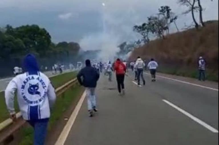 Brigas entre torcidas expõem falhas de segurança e estímulo à violência