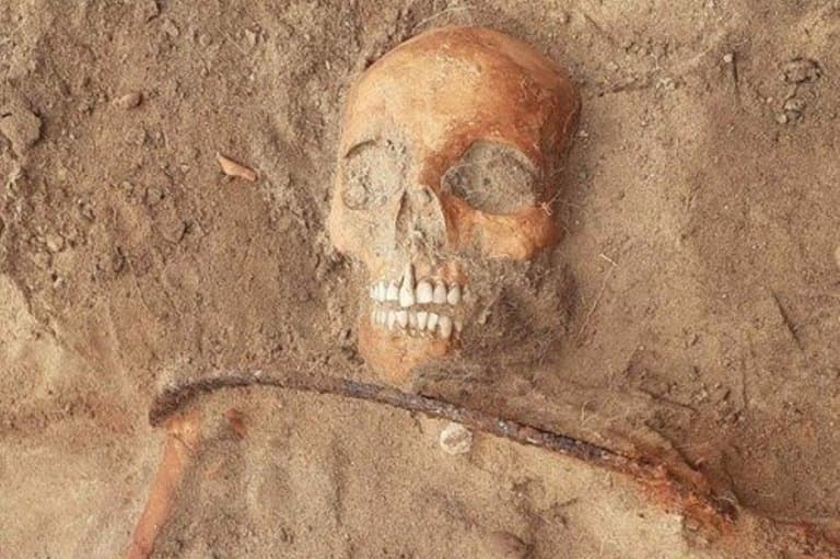 Cientistas encontram corpo de 'vampira' presa em túmulo com foice no pescoço