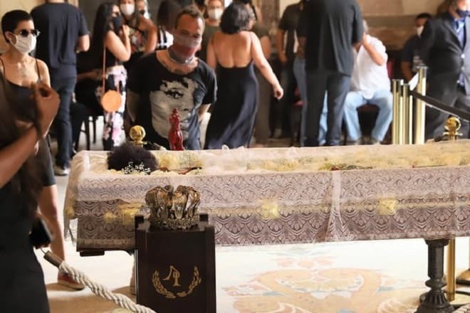Familiares, amigos e famosos dão adeus a Elza Soares em velório