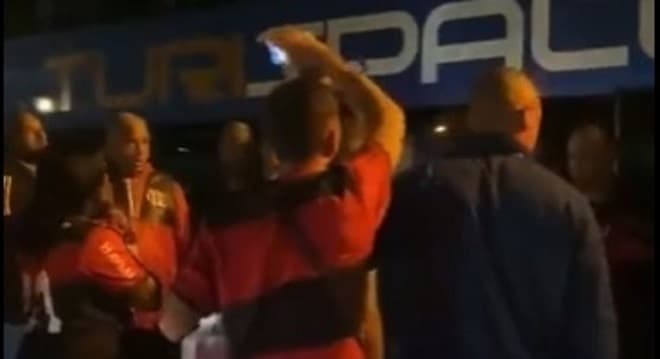 Clima pesado! Jogadores do Fla são hostilizados por torcedores; veja