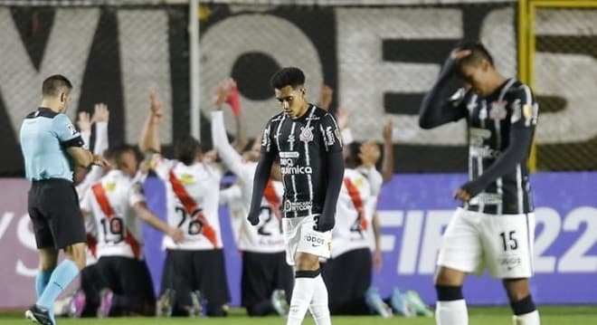 Corinthians passa vexame na Libertadores. Técnico português culpa os jogadores
