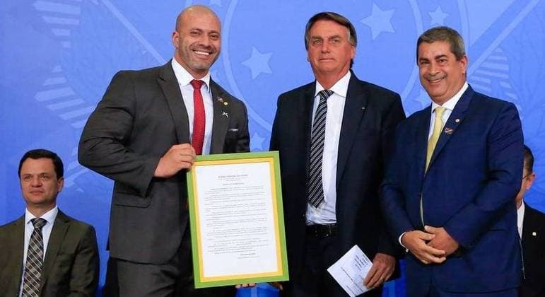Bolsonaro diz que está orgulhoso e feliz com perdão dado a Silveira