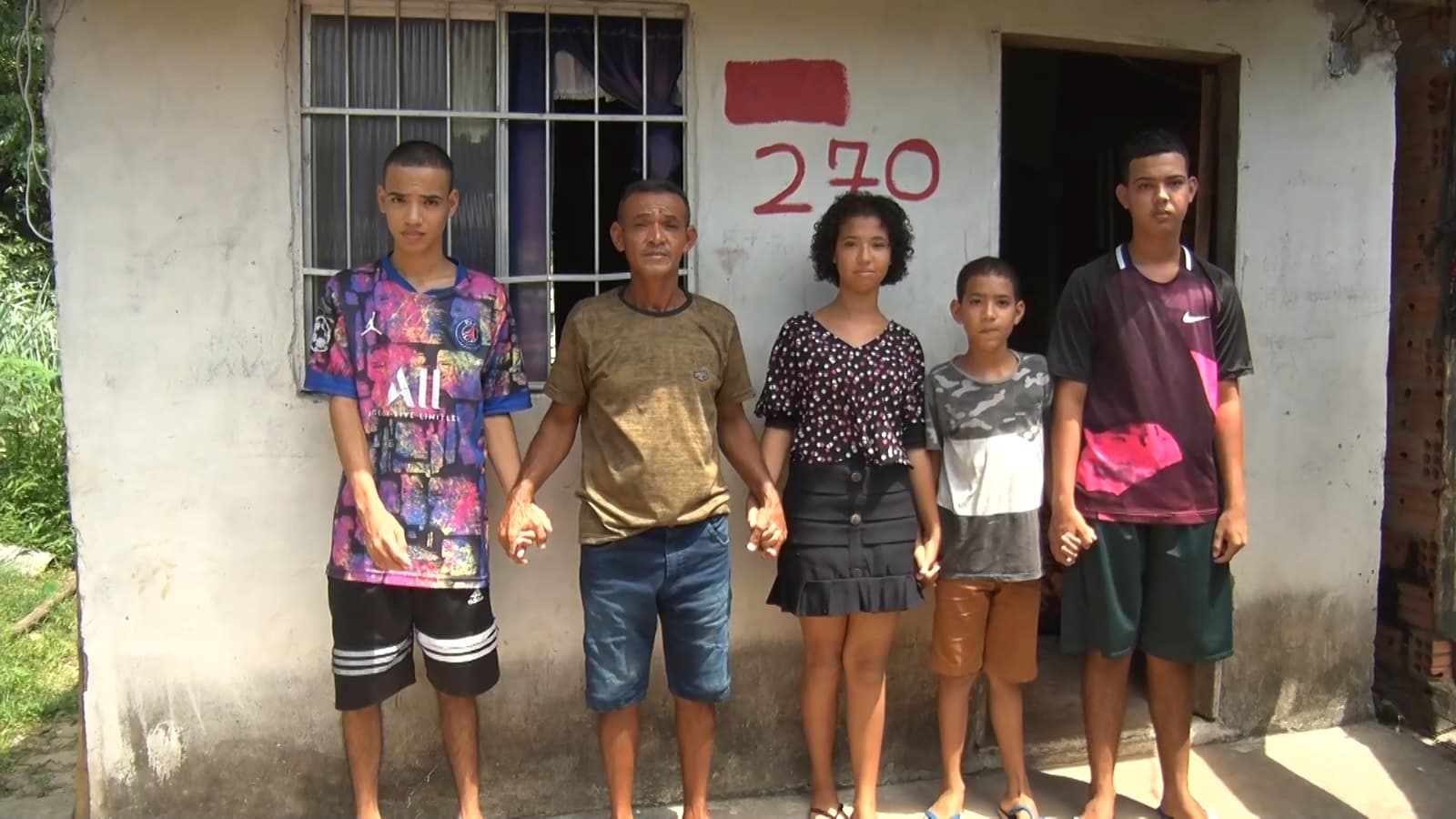 Após falecimento da esposa, homem faz apelo para conseguir renda para família.