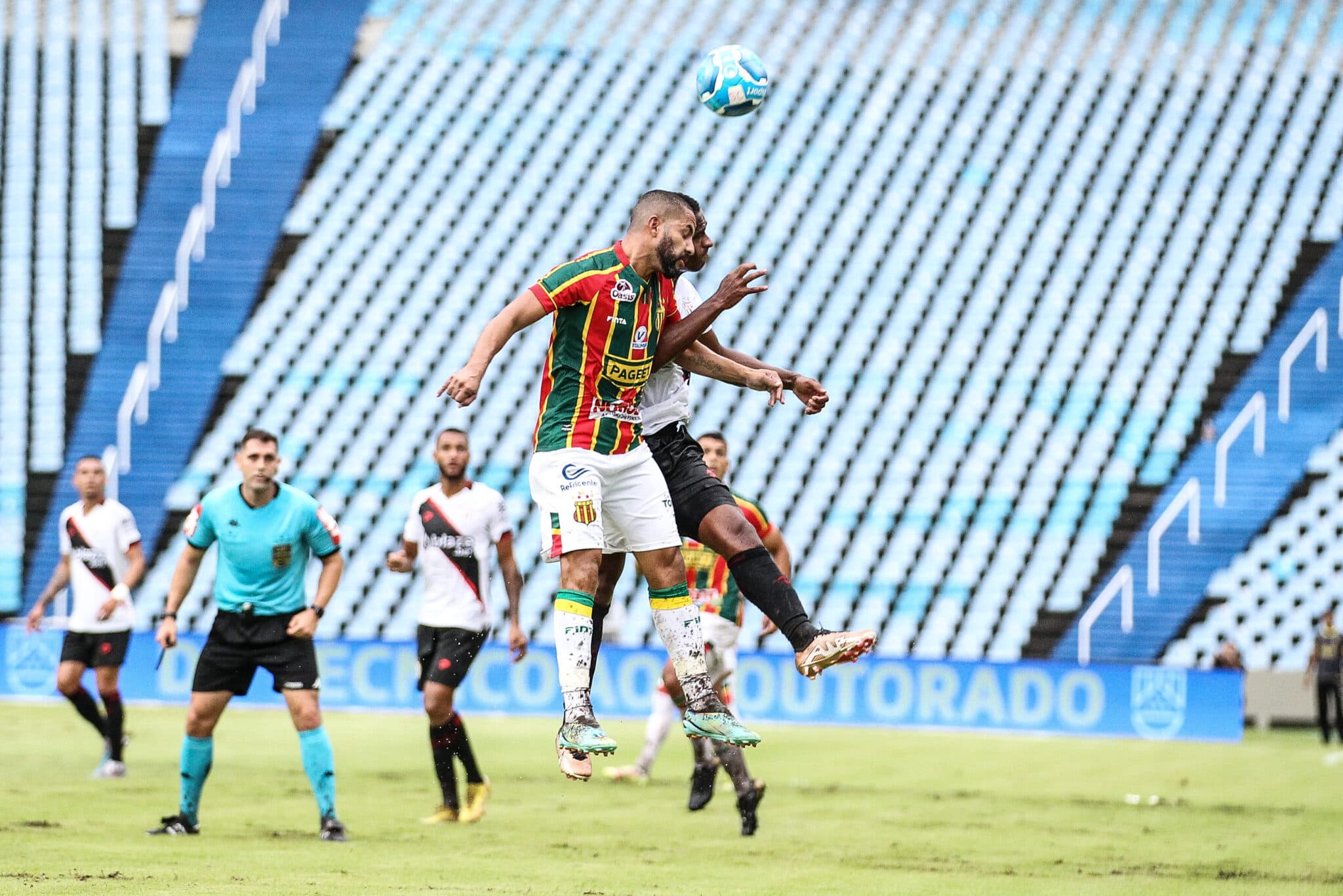 Sampaio Corrêa e Atlético-GO empatam em 3 a 3 na estreia na Série B