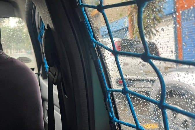 Motorista de aplicativo usa rede de proteção no carro para se prevenir de assaltos em SP
