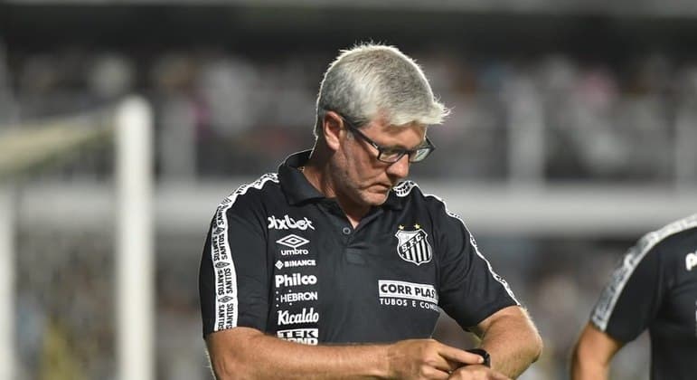 Hellmann cita rivais para justificar início do Santos e diz entender desconfiança