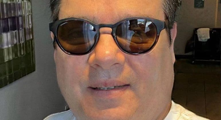 Celso Portiolli aparece com rosto inchado e brinca