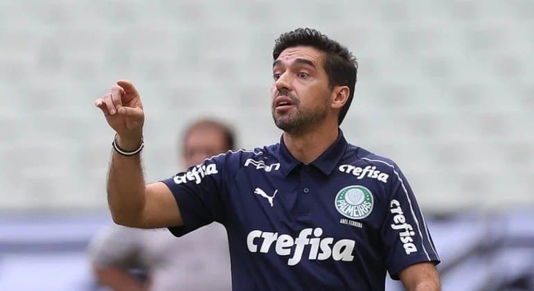 Abel Ferreira iguala Luxemburgo em títulos no Palmeiras