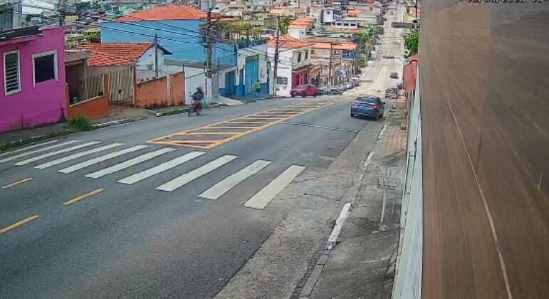 Homem morre após ser atropelado enquanto dava grau em moto